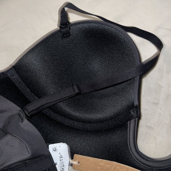 SKIMS Deep Plunge Shapewear Bra Color Onyx, Size M NEW - Picture 7 of 11